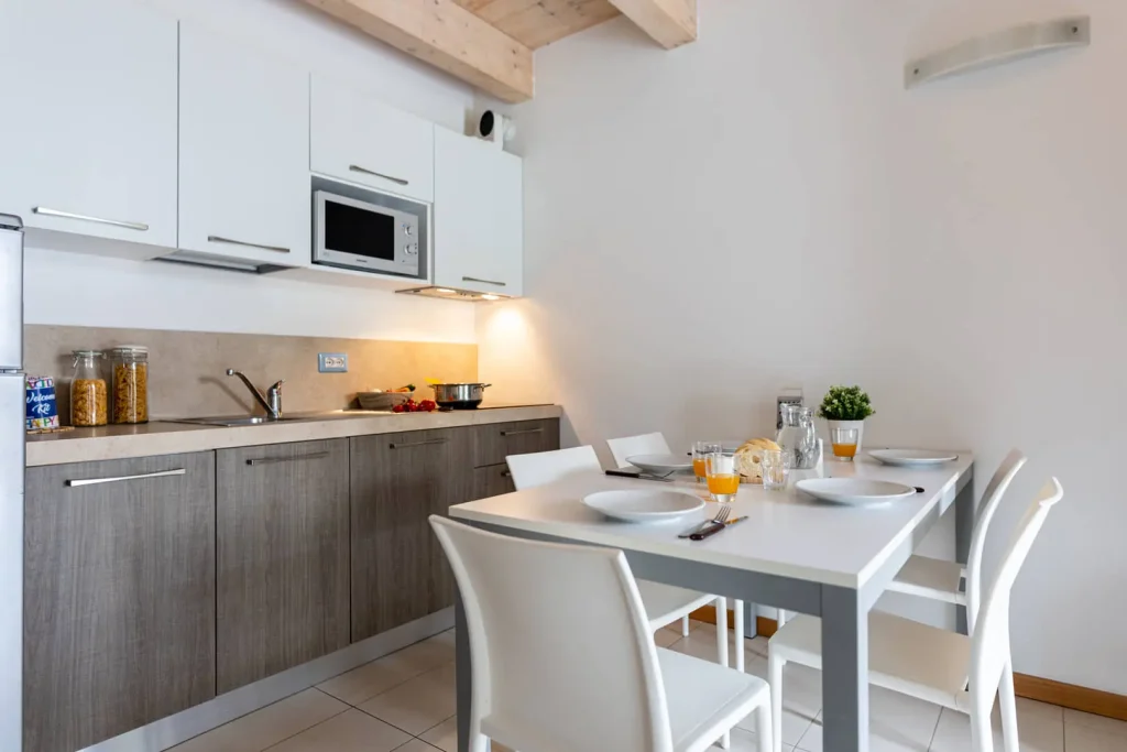 Cucina moderna con tavolo apparecchiato