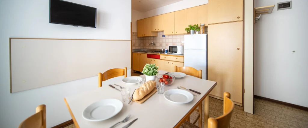 Cucina moderna con tavolo apparecchiato