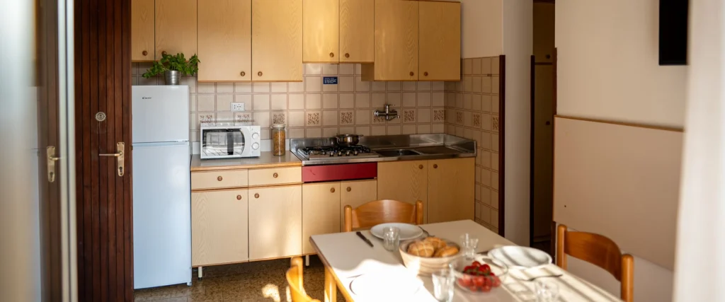 Cucina di appartamento vacanze con tavolo
