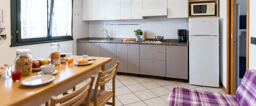 Cucina accogliente e moderna.