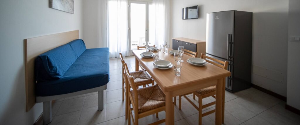 Accogliente soggiorno con tavolo da pranzo