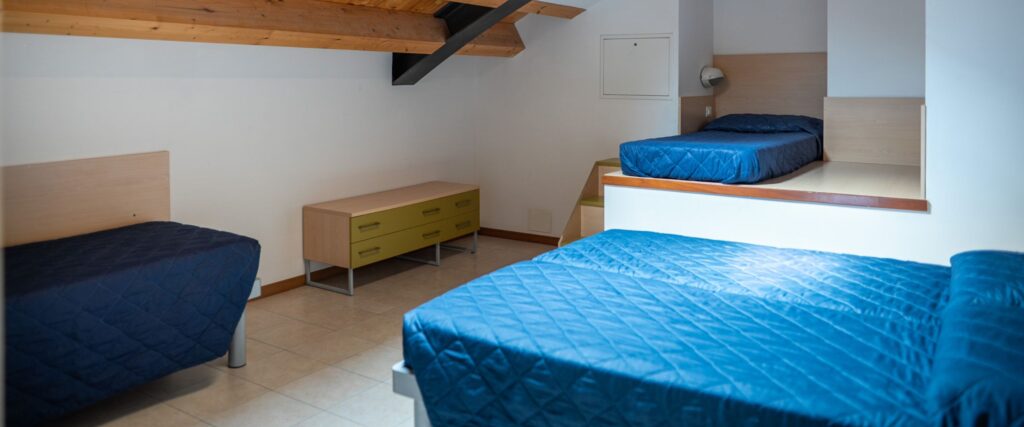 Camera da letto con tetto in legno