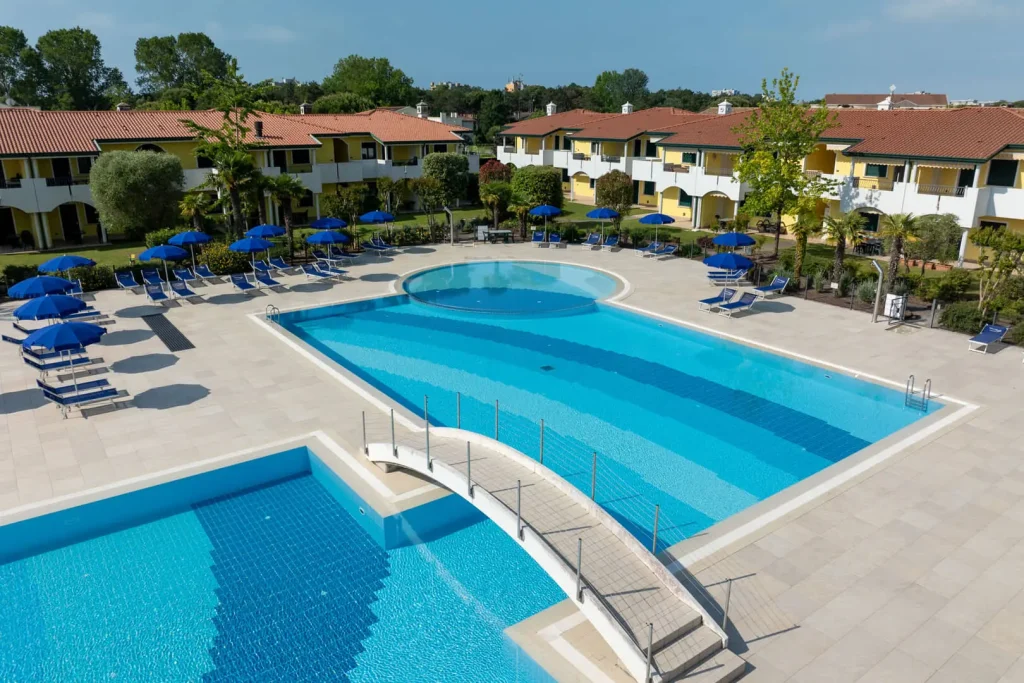 Piscina centrale con villette e verde