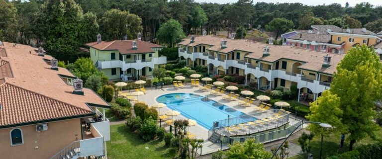 Residence moderno con piscina
