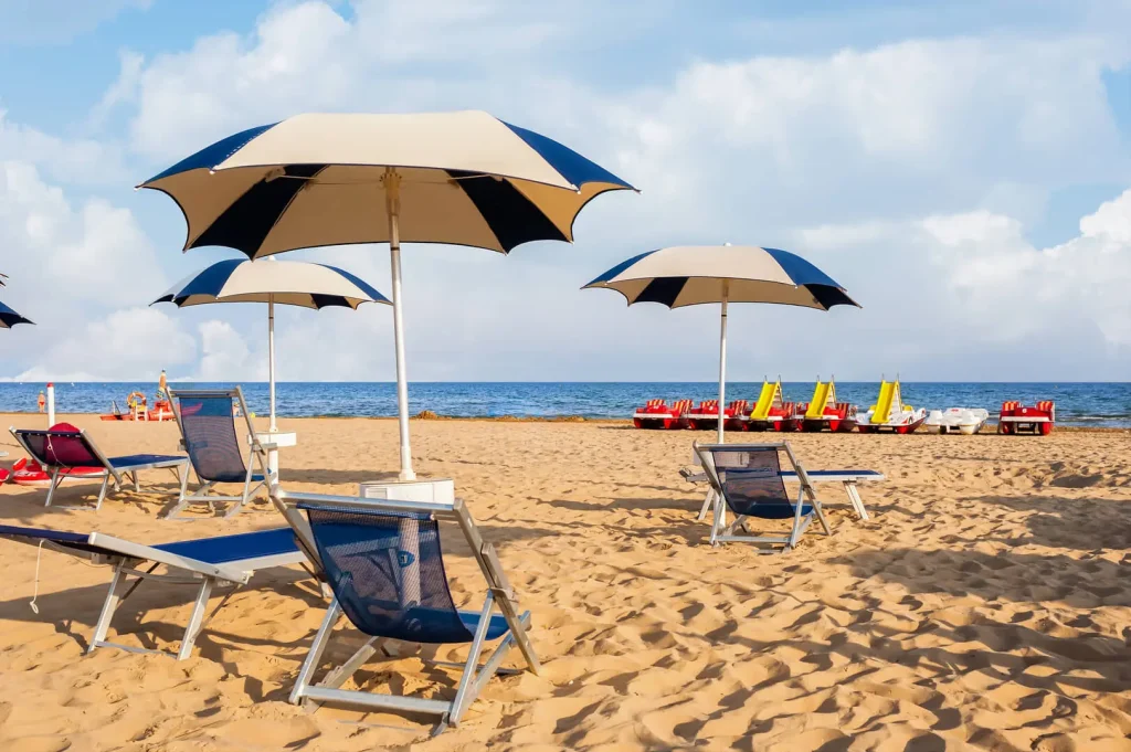 Spiaggia di Bibione con ombrelloni.