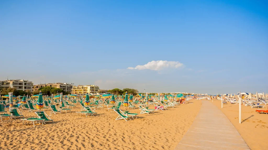 Spiaggia di Bibione con ombrelloni