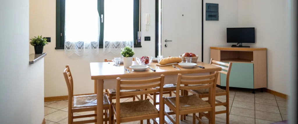 Sala da pranzo luminosa e accogliente