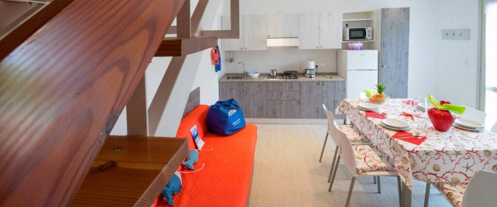 Interno di appartamento con cucina