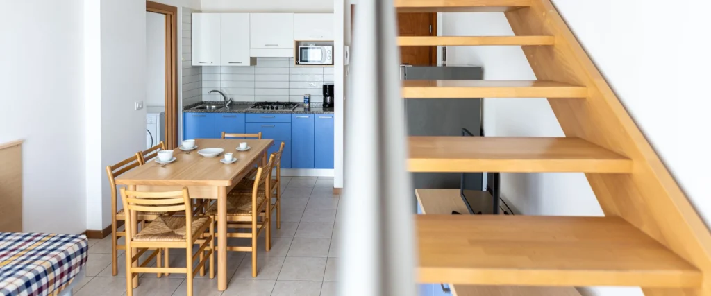 Cucina moderna con scala in legno